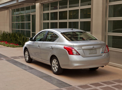 Nissan Versa's versatility makes it one of KBB's 10 Best Back-to-School Cars of 2012