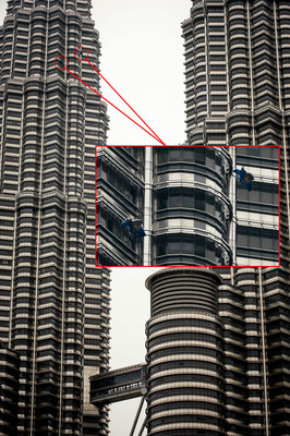 Los humanos voladores visitan las icónicas torres de la ciudad de Kuala Lumpur