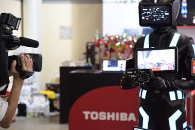 Toshiba "TabletMan" Global Promotion Wows crowd at his first destination, Singapore!