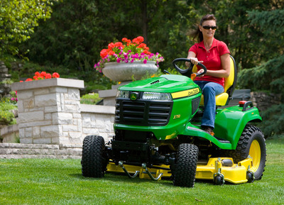 Lawn Care Maintenance Made Easy with the John Deere X700