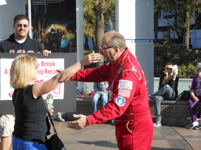 Ohio Man Breaks Guinness 24 Hour Hugging Record For The American Heart Association In Las Vegas