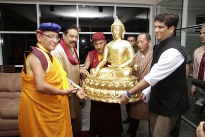 The Gyalwang Drukpa Presents Buddha's Bone Relic to Sri Lanka