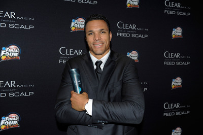 Tony Gonzalez And CLEAR MEN SCALP THERAPY(TM) Team Up To Show The Men Of NCAA® March Madness® How To Execute 'The Perfect Play'