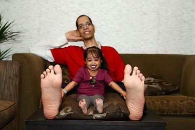 World's Smallest Feet and Largest Feet Meet to Launch Amazing Feet Challenge