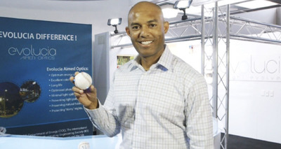 Mariano Rivera, leyenda del beisbol profesional de grandes ligas, hace equipo con Evolucia para desarrollar pelota de beisbol conmemorativa con iluminación LED única en su tipo.