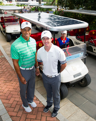 Tiger Woods et Rory McIlroy essaient l'une des nouvelles voiturettes de golf à énergie solaire de Mission Hills avant The Match at Mission Hills