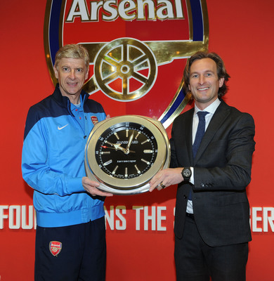 JEANRICHARD lanza el saque de su asociación con el Arsenal FC