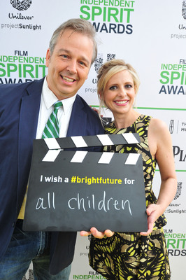 SANTA MONICA, CA - MARCH 01: Filmmaker and Independent Spirit Awards Bright Future Award winner Patrick Creadon and Sarah Michelle Gellar call ACTION! to create a brighter future for all children on the Yellow Carpet presented by Unilever Project Sunlight during the 2014 Film Independent Spirit Awards at Santa Monica Beach on March 1, 2014 in Santa Monica, California. (Photo by Mark Sullivan/WireImage)