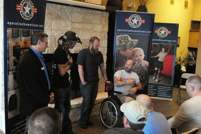 ** EXTENDED PHOTO CAPTION ** Singer Bret Michaels visits wounded warriors at Operation Homefront Village in San Antonio