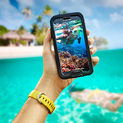 LifeProof nuud for GALAXY S4 provides waterproof protection yet still allows direct access to the touch screen.