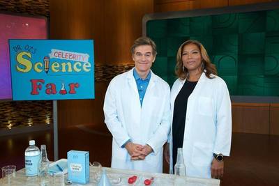 Left to Right: Dr. Oz, Queen Latifah.  Dr. Oz and Queen Latifah experiment with white vinegar and baking soda for Dr. Oz’s Celebrity Science Fair on The Dr. Oz Show Thursday, May 15th, 2014.