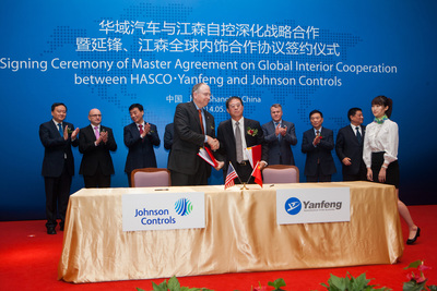 Alex Molinaroli, (left) Johnson Controls chairman and chief executive officer, and Shen Jianhua, vice chairman, SAIC & HASCO, and chairman, Yanfeng, today announced the signing of a definitive agreement to form a global automotive interiors joint venture.