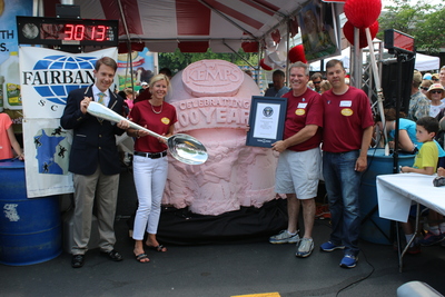 Guinness World Records judge Philip Robertson and Rachel Kyllo, SVP of Sales and Marketing, Dan Williamson, Director of Sales and Distribution and Randy Fricke, Marketing Manager of Kemps Dairy celebrate as Kemps Sets Guinness World Record for World’s Largest Ice Cream Scoop.