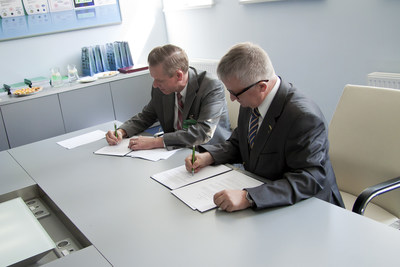 Mike Shaughnessy, Vice President of Supply Chain, Raytheon Integrated Defense Systems and Henryk Kruszynski, Ph.D., CEO of TELDAT Company, sign Letter of Intent to explore partnership opportunities in Poland.