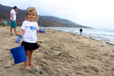 simplehuman brings buckets to the beach for Heal the Bay's Coastal Cleanup Day
