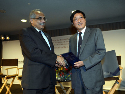 Executive vice president of the Shenzhen Association for International Culture Exchanges Hu Mou (right) accepted the award on behalf of Wang Jingsheng from Under Secretary-General of the United Nations Vijay Nambiar (left)