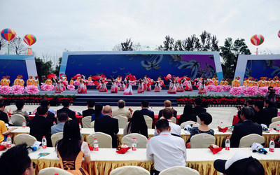 Große Eröffnungsfeier der 1. Sichuan International Travel Expo in Emeishan in der chinesischen Provinz Sichuan