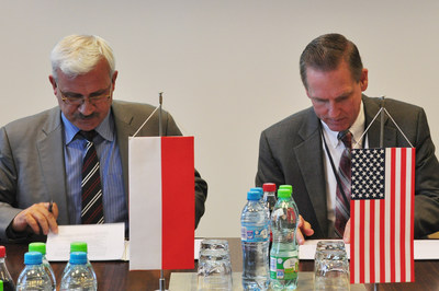 Mike Shaughnessy, Vice President of Supply Chain, Raytheon Integrated Defense Systems and Jerzy Milosz, Member of Board and Director of R&D, PIT-RADWAR sign a letter of intent to explore further partnership opportunities.