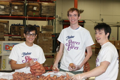 Texas high school students joined hundreds of volunteers from across the state to participate in the third annual Fisher Shares and Cares Volunteer Night. In partnership with Feeding Texas, Fisher Nuts contributed $40,000 and helped collect nearly 55,000 pounds of food at 5 separate local food pantries.