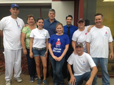 Volunteers from Latino Leadership and Sherwin-Williams paint the Santiago & Friends | Center for Autism. Voluntarios de Latino Leadership y Sherwin-Williams pintan el Santiago & Friends | Centro de Autismo.