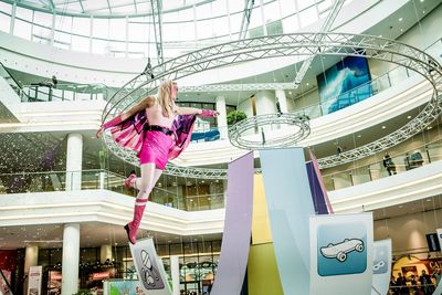 Barbie™ asciende a los cielos con un atrevido truco acrobático en la Feria del Juguete más importante del mundo