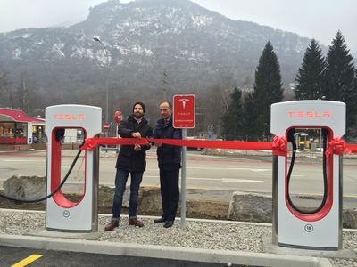 Teslas Supercharger Station eröffnet am Monte Ceneri Pass