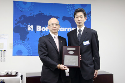 Noriya Kaihara, Operating Officer and Director, Honda Motor Company (right), presented the 2014 Supplier Quality Excellence Award to Tokuo Matsui, General Manager, BorgWarner Morse TEC Japan (left).