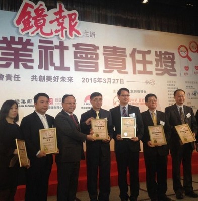 Vice President, Mr. Li Zhi (far right) accepting the “Outstanding Corporate Social Responsibility" award at Mirror Post’s Award Ceremony 