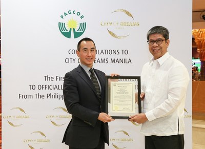 Mr Lawrence Ho, Co-Chairman and CEO of Melco Crown Entertainment, receives City of Dreams Manila’s official regular gaming license from PAGCOR President and Chief Operating Officer Jorge V. Sarmiento.
