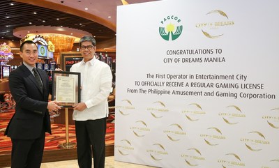 City of Dreams Manila becomes the first operator in Entertainment City to officially receive a regular gaming license from PAGCOR. Here, Mr Lawrence Ho, Co-Chairman and CEO of Melco Crown Entertainment, City of Dreams Manila’s official regular gaming license from PAGCOR Chief Operating Officer Jorge V. Sarmiento.
