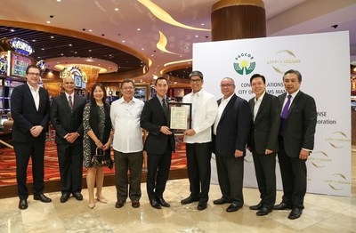Officials from PAGCOR and Melco Crown Entertainment gather for the awarding of City of Dreams Manila’s official regular gaming license, making City of Dreams Manila the first gaming operator in Entertainment City to be awarded as such.