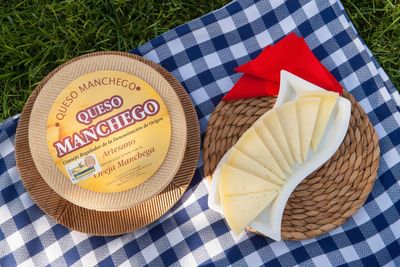 5 Perfect Drink Pairings for Manchego Cheese