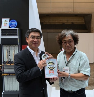 Yan Lida, President, Enterprise Business Group, Huawei (left) receives the 2015 Interop Tokyo Best of Show Grand Prix Award in the Carrier and ISP Networking Category from Professor Shuji Nakamura of Keio University (right).