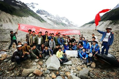 On August 5, Xinhua News Agency photo center photographer embedded into the search party took a group photo with volunteers in the 4,100-meter-high unpopulated area