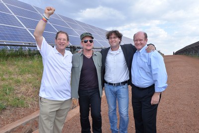 Un Nobel pour l'énergie solaire ? Bono, du groupe U2, visite le premier champ équipé de panneaux solaires en Afrique de l'Est alors que des représentants officiels des États-Unis et One.org font la promotion de l'énergie pour l'Afrique
