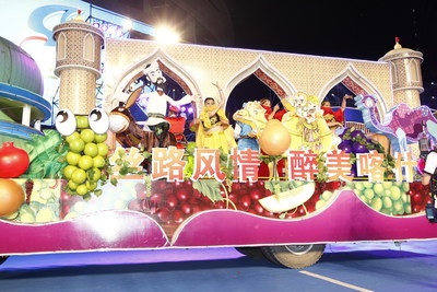 The “Styles of the Maritime Silk Road, the Beauty of Kashgar” float from the Tourism Administration of Kashgar, Xinjiang Uyghur Autonomous Region