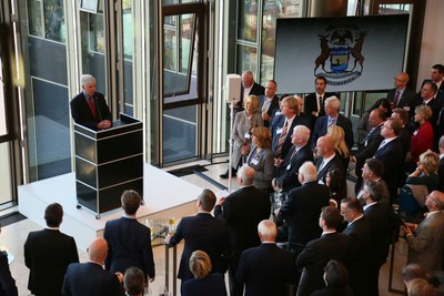 Le gouverneur Rick Snyder ouvre le Michigan Europe Center pour promouvoir le commerce et les investissements