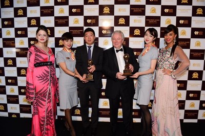 Song Jianguo, general manager of the marketing department of the Paris office of Hainan Airlines (3rd from left) and Graham E. Cooke, president and founder of World Travel Awards(4th from left) , attending the ceremony