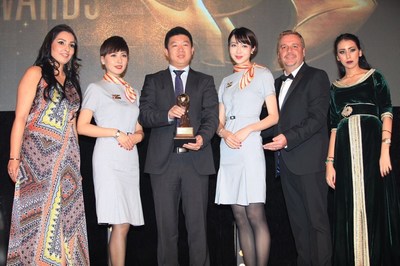 Chris Frost, vice president of World Travel Awards (2nd from right), congratulating Hainan Airlines while presenting the awards