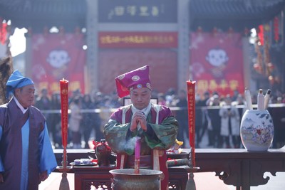 Zhouzhuang's New Year celebrations begin with Ming Dynasty businessman Wansan presiding over the opening rituals