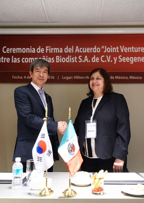 On the left, Seegene Inc. CEO, Dr. Jong-Yoon Chun and on the right, Biodist Group CEO, Rebeca Miramontes Vidal