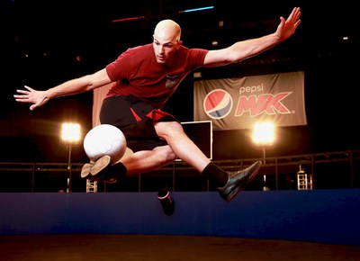 Pepsi MAX® lleva el genio del fútbol-volea a un nuevo nivel con la hazaña de 'Volley 360'