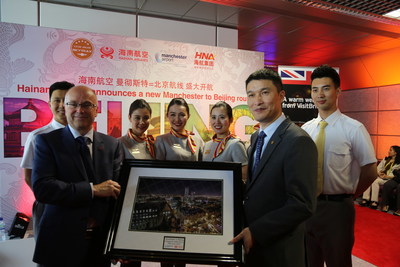 Hainan Airlines President Xie Haoming and Manchester Airport CEO Charlie Cornish exchange gifts