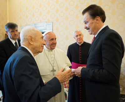 Shimon Peres, 9° presidente israeliano, e il dott. Mike Evans hanno incontrato Sua Santità Papa Francesco, e hanno colto l'occasione per ringraziarlo dell'amicizia e del sostegno espresso al popolo ebraico e allo stato di Israele