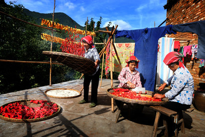 Huangling’s signature spectacle shaiqiu is a symbol of the village’s historic and cultural heritage. Throughout the year, villagers are sun drying harvests and produces like hot chili peppers, pumpkin slices and chrysanthemum flowers in bamboo baskets on rooves across Huangling to preserve the foods. (Photo: Qun Liu)