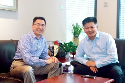Board director & president of Wanda Cinema Line, Zeng Maojun, Left: CEO of Mtime.com, Hou Kaiwen