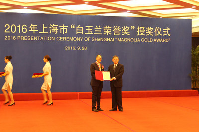 Yang Xiong, Mayor of Shanghai, presents the award to Marco.