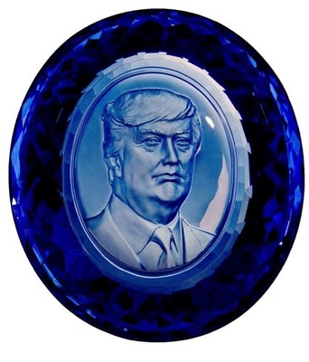 Vip Art Ltd, английская ювелирная компания, известная своими портретами на драгоценных камнях Джорджа  Буша Старшего и Владимира Путина, анонсировала сегодня портрет Дональда Трампа, выполненный на темно синем сапфире.