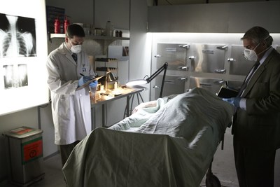 An autopsy is performed on a body in the morgue. Series Autopsies of Hollywood premieres November 27 on Discovery en Espanol.