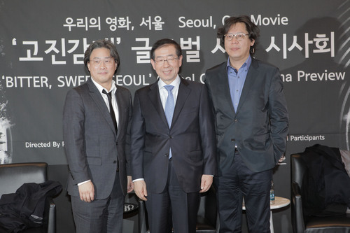 From left to right stands Director Park Chan-wook, Mayor Park Won-soon of Seoul, Director Park Chan-kyong.  (PRNewsFoto/Seoul Metropolitan Government)
